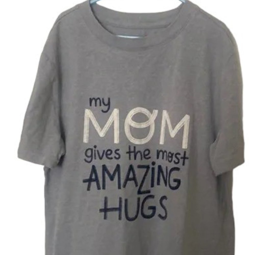 My Mom gives the best amazing hugs - Boys shirt size 12/14